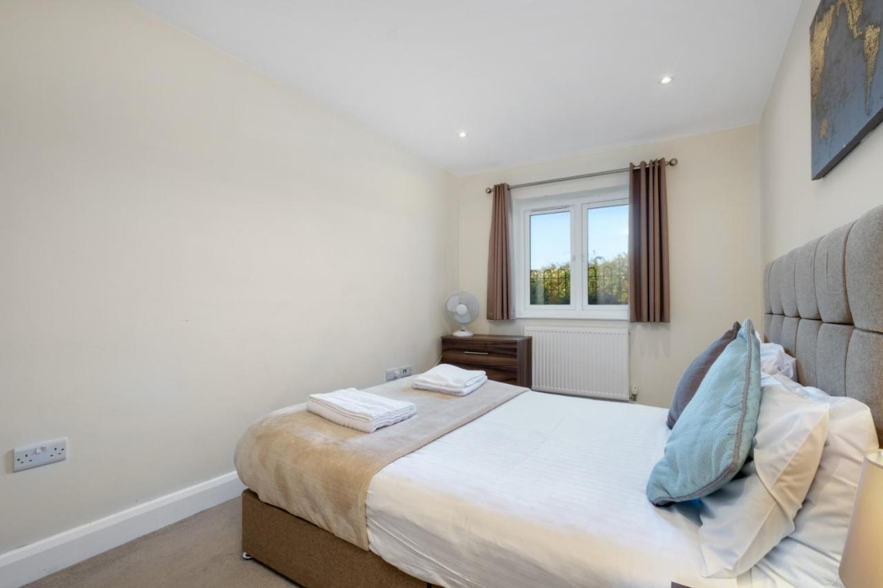 Apartment London Heathrow Living Serviced By Ferndale