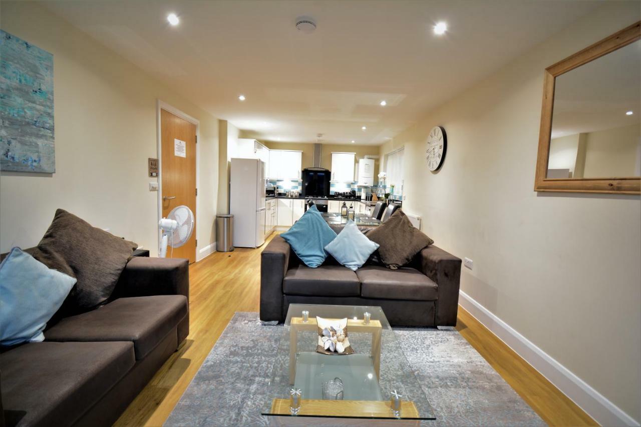 London Heathrow Living Serviced By Ferndale * Stanwell
