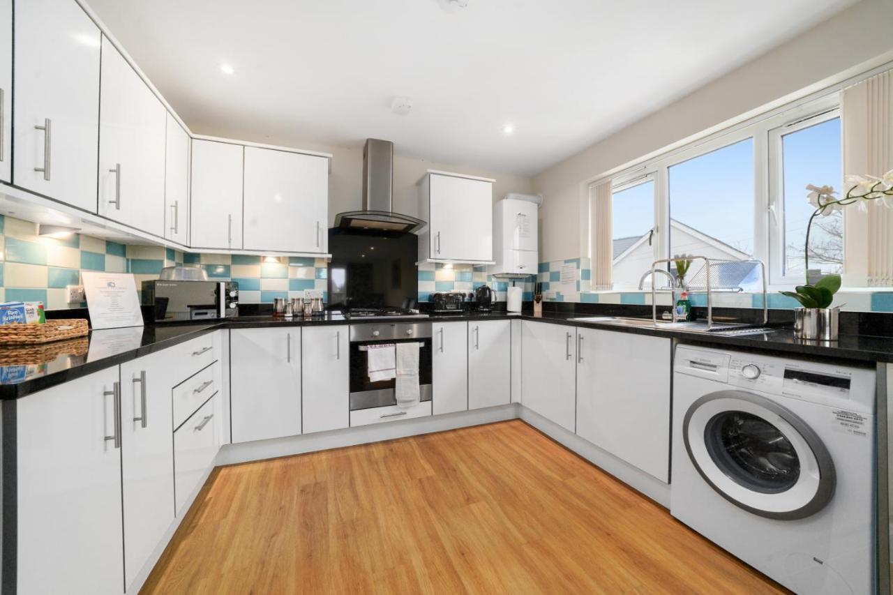 Apartment London Heathrow Living Serviced By Ferndale *