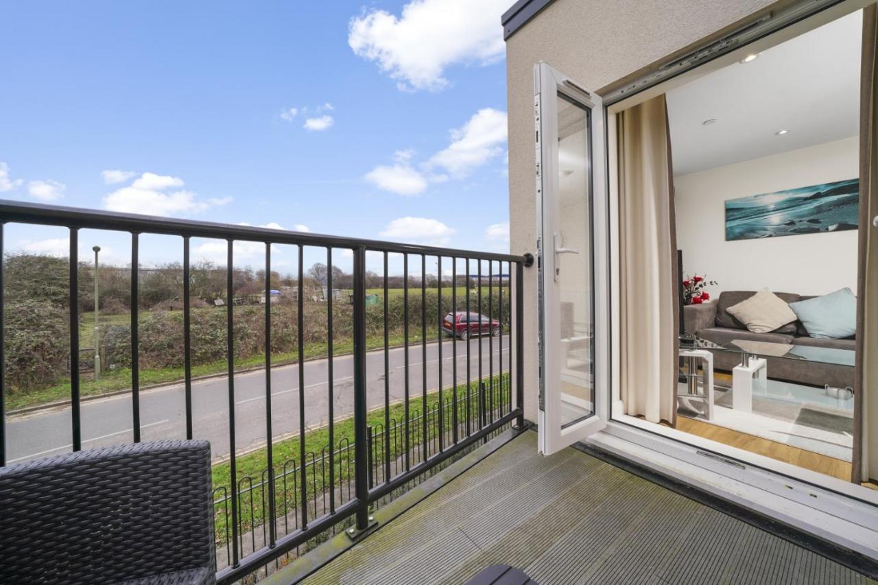 Apartment London Heathrow Living Serviced By Ferndale *