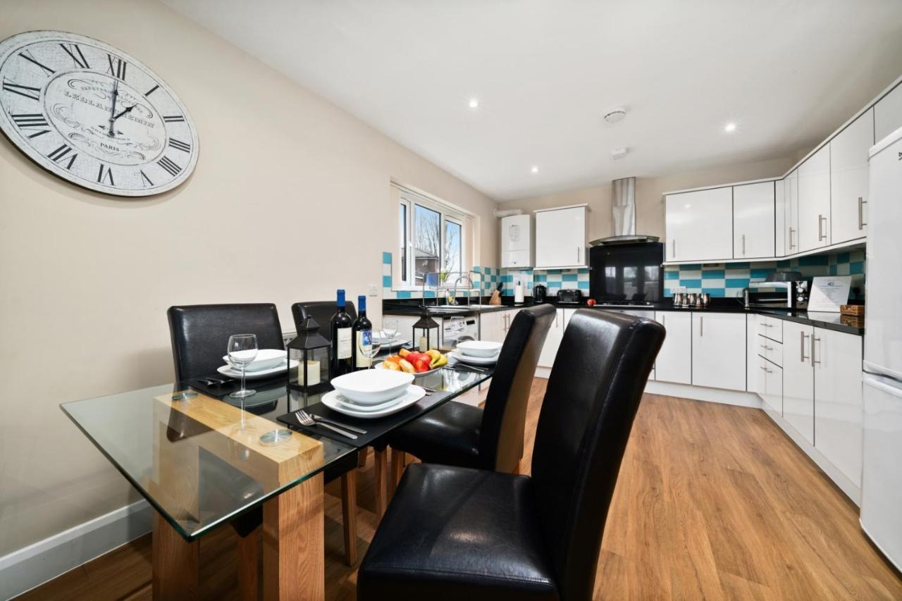 Apartment London Heathrow Living Serviced By Ferndale